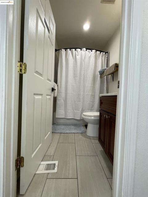 2505 Market St, Oakland CA: https://media.crmls.org/mediaz/1d0b2604-0391-4300-8c26-e15ec70562bb.jpg