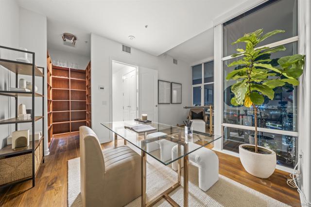 550 Front St, San Diego CA: https://media.crmls.org/mediaz/1d0bc0e2-f0a1-4c47-8684-463c59d884eb.jpg