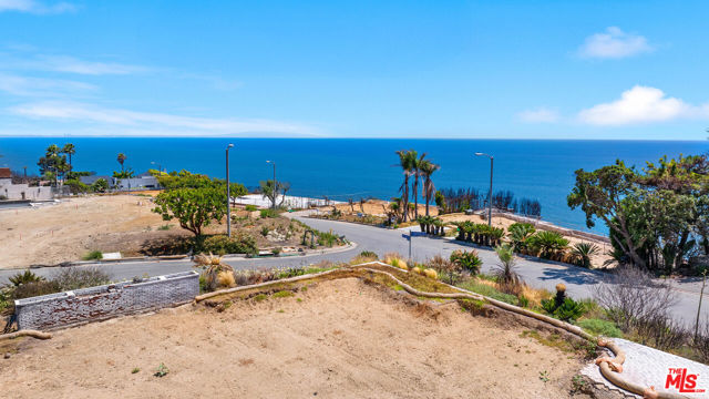20521 Roca Chica Drive, Malibu CA: https://media.crmls.org/mediaz/1d0df780-ee86-4196-be32-2654458d39d7.jpg