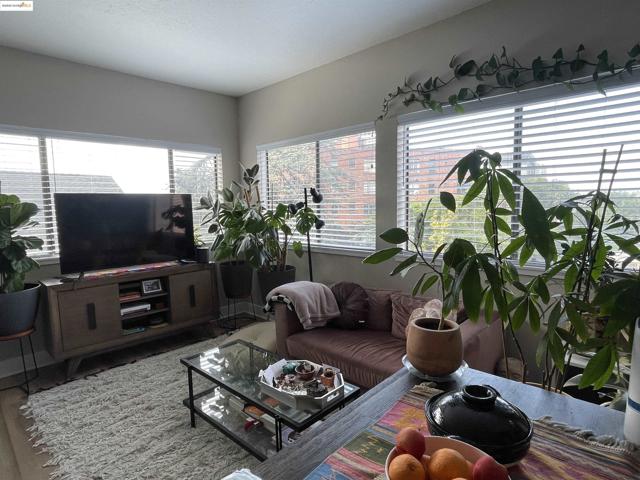290 Park View Terrace, Oakland CA: https://media.crmls.org/mediaz/1d0e249b-273c-45cd-bf6c-692b4a7ee42e.jpg