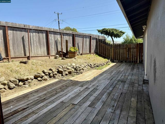 19 Flamingo Ct, American Canyon CA: https://media.crmls.org/mediaz/1d0e6b40-fced-49c9-930e-3da9bb163e1b.jpg