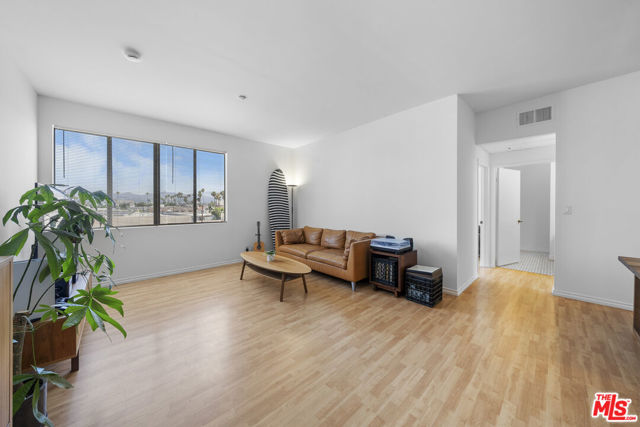 533 S St Andrews Place, Los Angeles CA: https://media.crmls.org/mediaz/1d0e8ddc-9401-4685-b0cb-a19df37e47a1.jpg