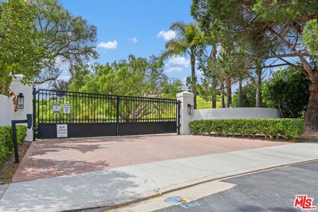 6435 Zumirez Drive, Malibu CA: https://media.crmls.org/mediaz/1d0f0714-489d-44e9-a5d1-4fb9dd737e00.jpg