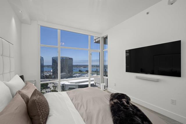 550 Front Street, San Diego CA: https://media.crmls.org/mediaz/1d0fa90a-c403-48bf-8c63-2b123d69b5a9.jpg