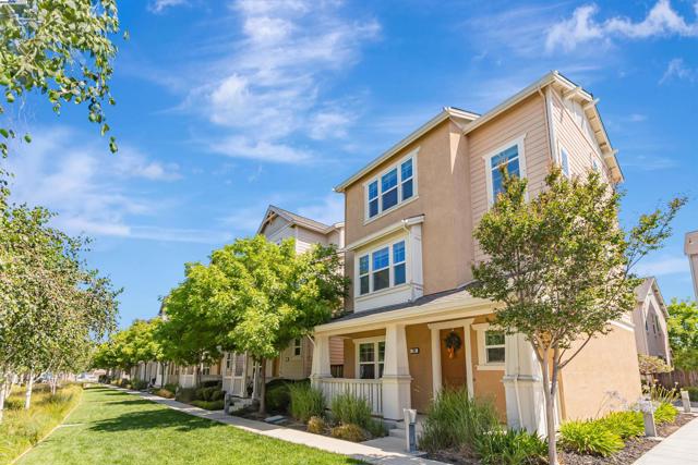 705 Cannery Pl, San Jose CA: https://media.crmls.org/mediaz/1d108e93-79a2-4943-80d3-cc63a69ee585.jpg