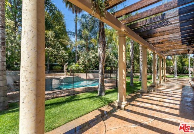 5427 Genesta Avenue, Encino CA: https://media.crmls.org/mediaz/1d10b58d-06ca-4a40-a7e0-cc9f773b35cb.jpg