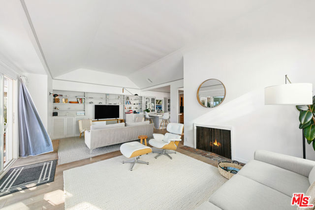 30830 Broad Beach Road, Malibu CA: https://media.crmls.org/mediaz/1d114c9f-3dba-46dc-9dbc-fb83b0e28ecc.jpg