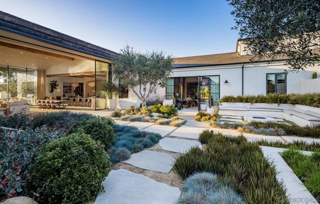 14783 Roxbury Terr., Rancho Santa Fe CA: https://media.crmls.org/mediaz/1d11e0de-adb2-48e9-8f38-45d421cad469.jpg