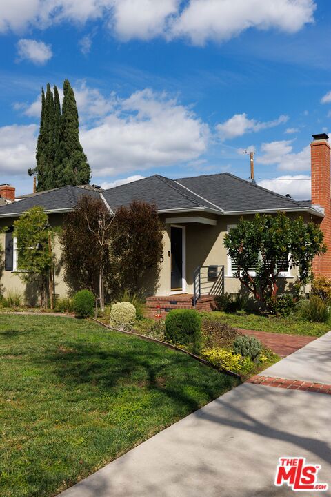 320 North Beachwood Drive photo 2