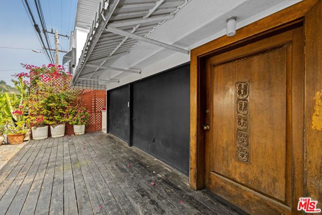 25154 Malibu Rd, Malibu CA: https://media.crmls.org/mediaz/1d122c36-e449-4b3b-a3b6-f7f709a84df4.jpg