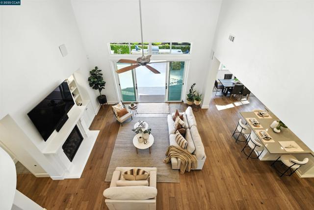 22 W Hill Way, Orinda CA: https://media.crmls.org/mediaz/1d122ea8-a7da-4572-a8d6-153a95f8a4ef.jpg