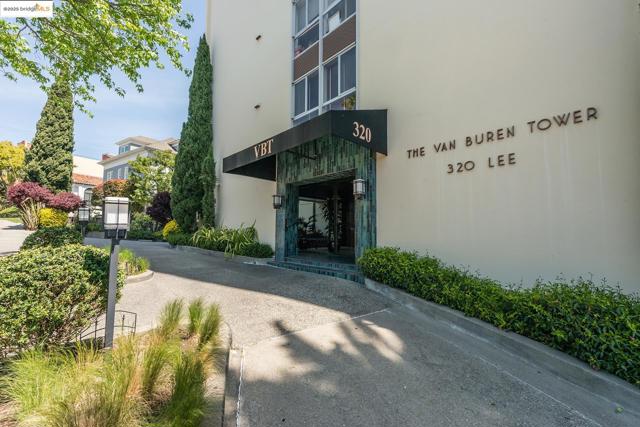 320 Lee St, Oakland CA: https://media.crmls.org/mediaz/1d12c773-c249-4d59-855e-4b1772f6f7c6.jpg
