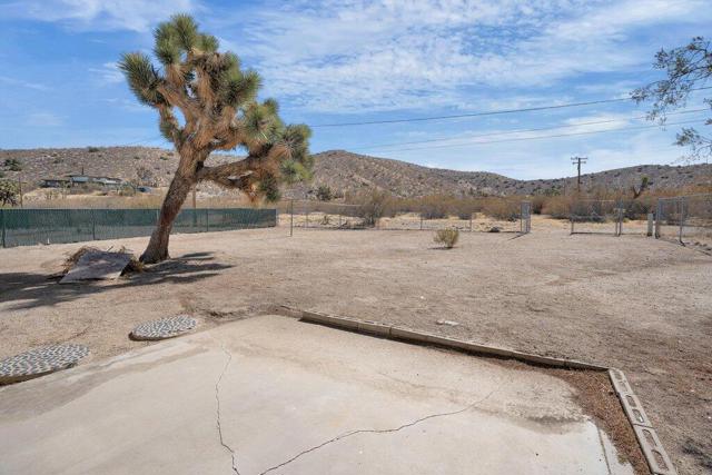 57375 Navajo Trail, Yucca Valley CA: https://media.crmls.org/mediaz/1d1361cd-6a56-43ba-a140-e2e018ef7e5e.jpg