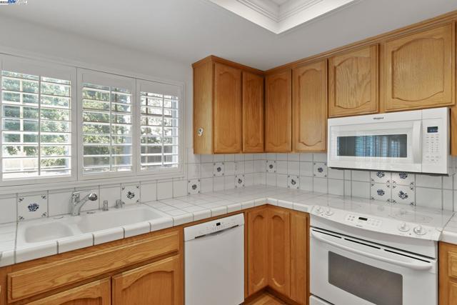 1927 Foxswallow Cir, Pleasanton CA: https://media.crmls.org/mediaz/1d136b21-0aae-43f0-adea-ebdd8498f63b.jpg