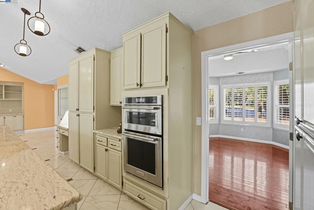 4470 Rolling Oaks Dr, Granite Bay CA: https://media.crmls.org/mediaz/1d142d16-f8f1-4b2a-9a65-66c6d99fdd16.jpg