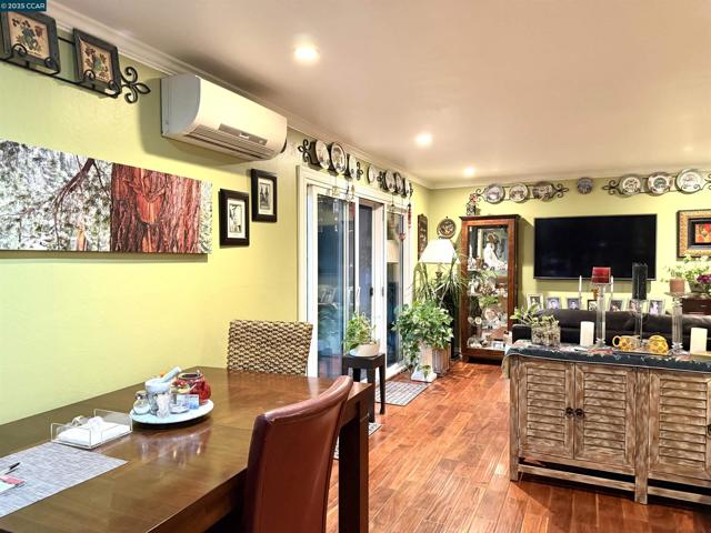 1036 Oak Grove Rd, Concord CA: https://media.crmls.org/mediaz/1d1471ab-ae48-43d3-bc85-f84f8e623d6c.jpg