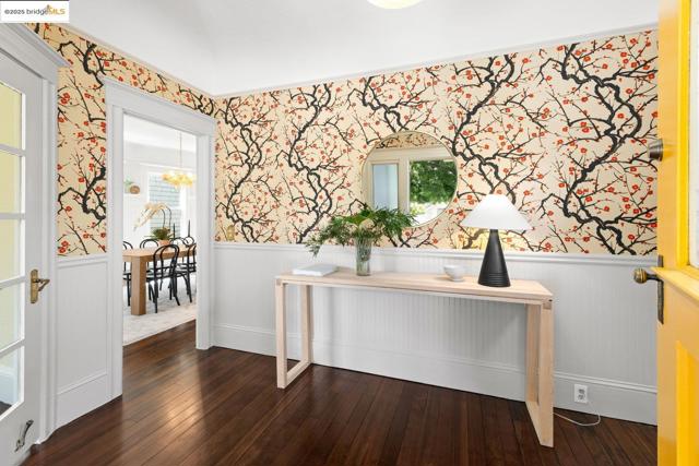 824 Arlington Avenue, Oakland CA: https://media.crmls.org/mediaz/1d15b4ad-a5b1-4cbf-9960-69fa2591fec1.jpg