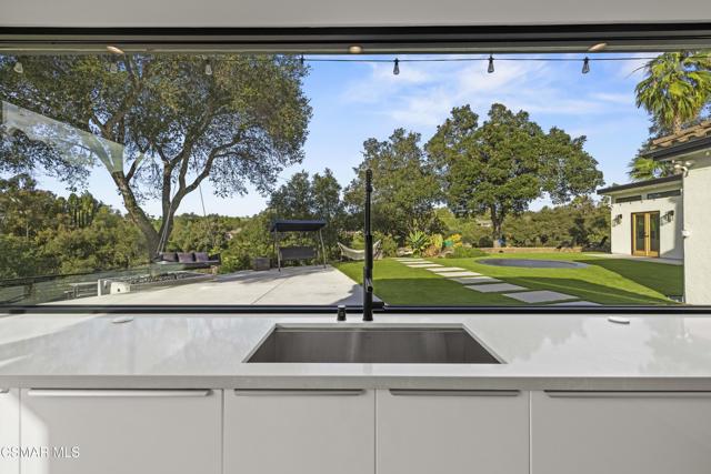 911 Vivian Circle, Newbury Park CA: https://media.crmls.org/mediaz/1d160498-ec0a-46eb-a489-3ce597095f85.jpg