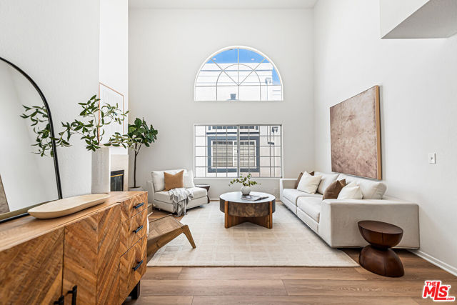 3949 Bentley Avenue, Culver City CA: https://media.crmls.org/mediaz/1d1700b2-d418-4ef9-9022-a41168432721.jpg