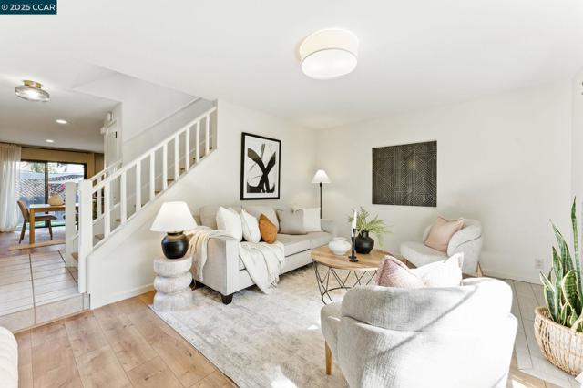 1660 San Luis Rd, Walnut Creek CA: https://media.crmls.org/mediaz/1d17c5a9-6595-4121-96c7-5abe91d32c3b.jpg