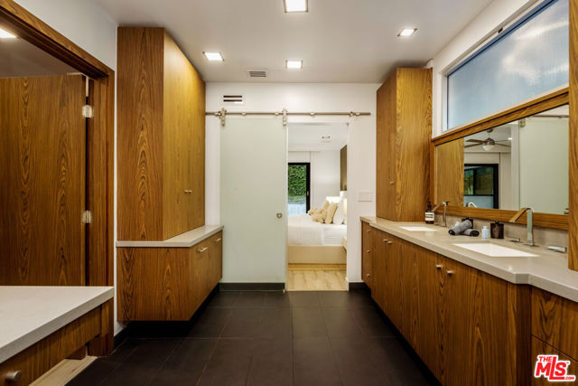 9991 Liebe Drive, Beverly Hills CA: https://media.crmls.org/mediaz/1d183336-af76-42b6-bbe3-e172797c82ea.jpg