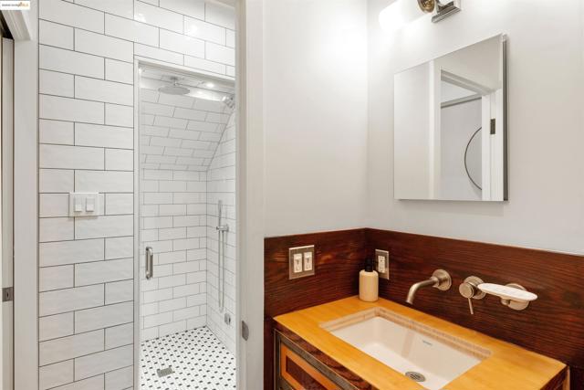 1402 15th St, San Francisco CA: https://media.crmls.org/mediaz/1d1863fc-8b4e-4c7e-95b3-7ef1245ec0f6.jpg