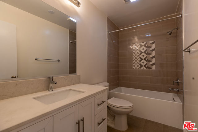1033 6TH Street, Santa Monica CA: https://media.crmls.org/mediaz/1d188440-e6ef-42fd-aeb5-652ca558e30f.jpg