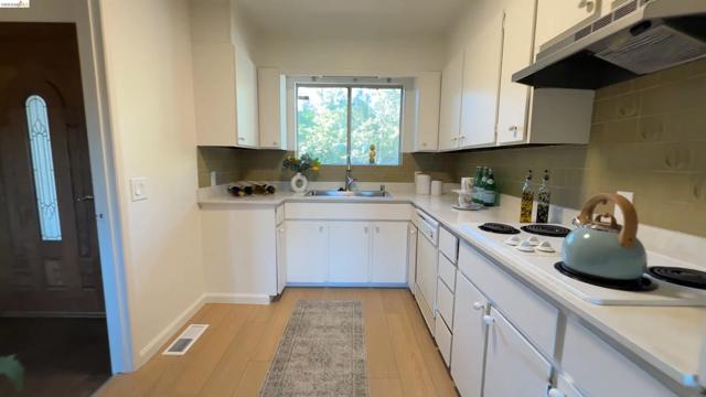 5051 Harrison Grade Rd, Sebastopol CA: https://media.crmls.org/mediaz/1d192aa5-62ed-40d4-b4f8-430edf79634a.jpg