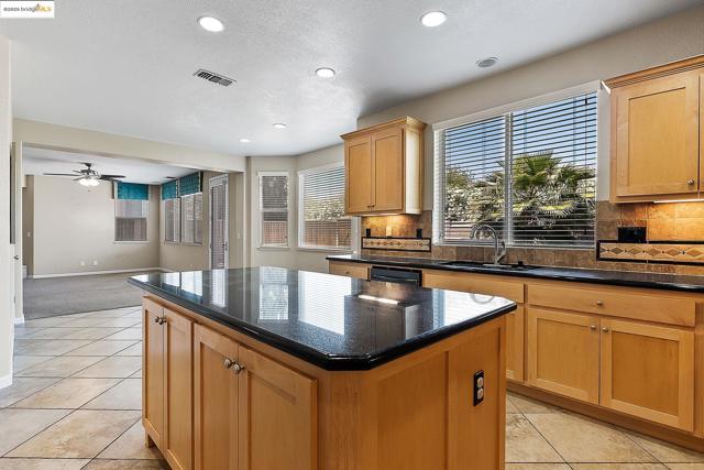 906 Natoma Ct, Discovery Bay CA: https://media.crmls.org/mediaz/1d19cfde-f771-413b-bcb6-3c52505655e0.jpg