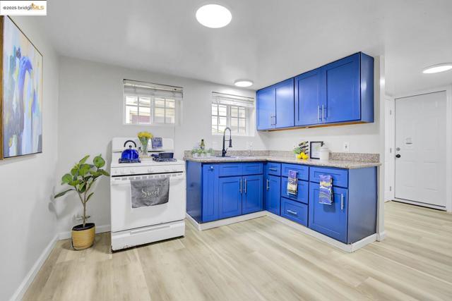 319 S 37Th St, Richmond CA: https://media.crmls.org/mediaz/1d1ba0d4-25b8-4970-b1a9-f1687305c80e.jpg