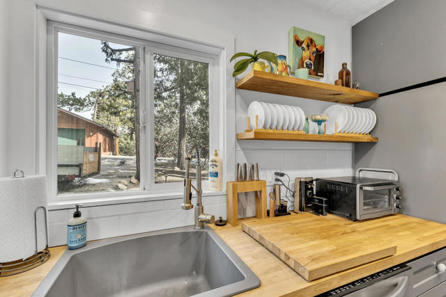 53125 Overlook Drive, Idyllwild CA: https://media.crmls.org/mediaz/1d1d095b-0329-4b8a-87be-4c630e210561.jpg
