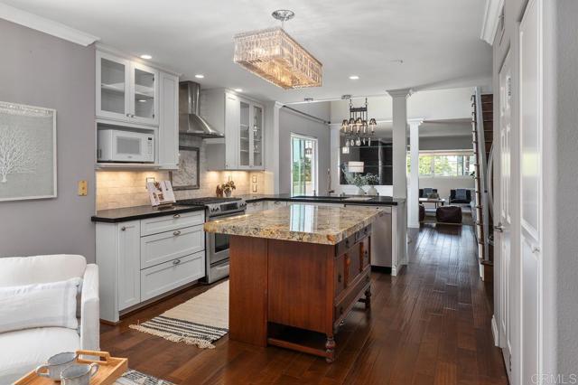 Detail Gallery Image 7 of 25 For 962 E Ave #C,  Coronado,  CA 92118 - 2 Beds | 2/1 Baths