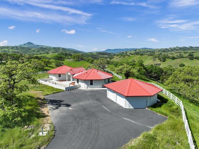 22500 Pacheco Pass Hwy,  CA: https://media.crmls.org/mediaz/1d1db124-fb62-41e0-bc35-bbbaa8856ebf.jpg
