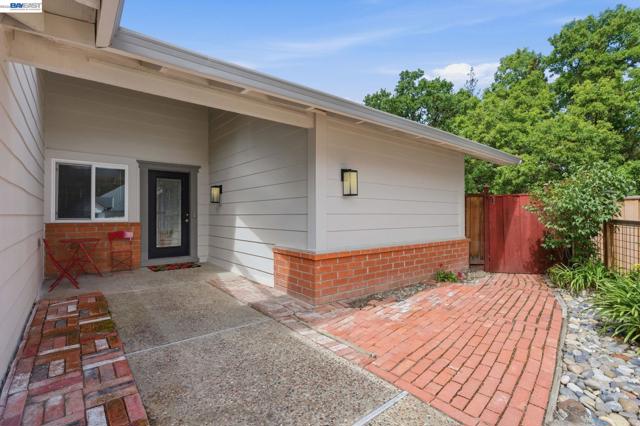 1782 Whitecliff Way, Walnut Creek CA: https://media.crmls.org/mediaz/1d1e6658-8a2c-44e7-868c-88c85d407650.jpg