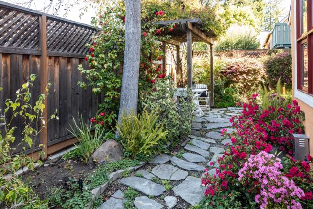 988 Menlo Avenue, Menlo Park CA: https://media.crmls.org/mediaz/1d1e6d68-88e2-48df-9e36-accd0fab5629.jpg