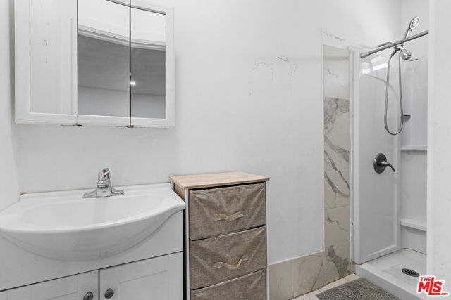 2205 S Burnside Avenue, Los Angeles CA: https://media.crmls.org/mediaz/1d1e8e02-3646-41b9-92ec-53d63e889736.jpg