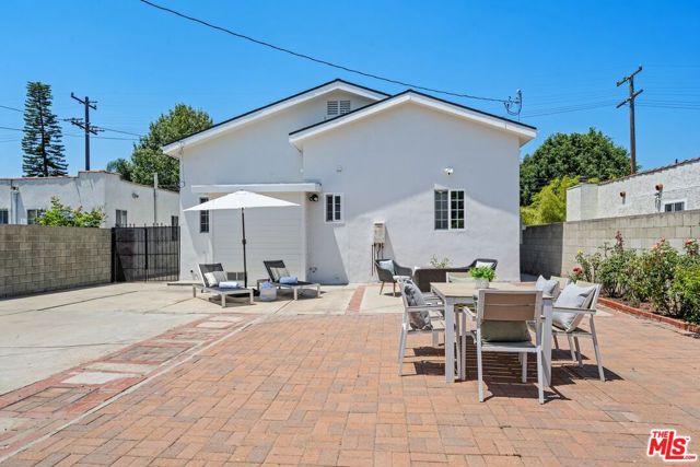 3588 Helms Avenue, Culver City CA: https://media.crmls.org/mediaz/1d1ed296-5fd3-4cea-8656-9032a3115eaf.jpg