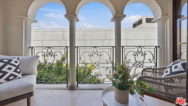 9249 Burton Way, Beverly Hills CA: https://media.crmls.org/mediaz/1d2074ed-7749-4216-8dbf-f89be7069634.jpg