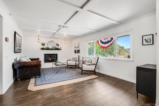 1271 Via Sendero, Escondido CA: https://media.crmls.org/mediaz/1d20b810-8b07-4bc6-8f18-3851f35f42fd.jpg
