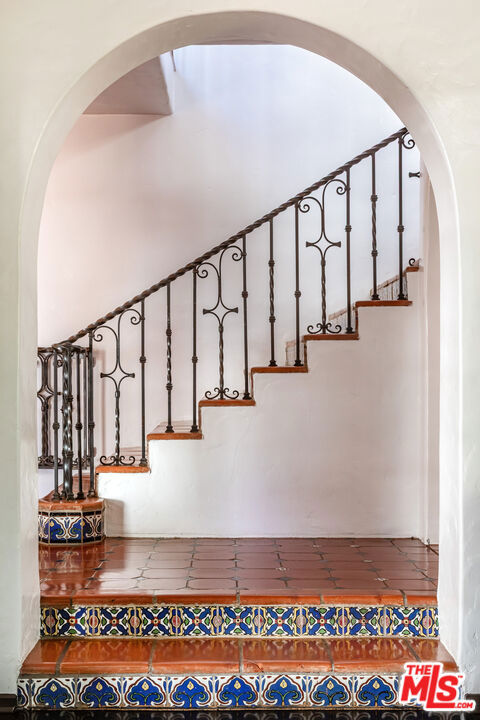 820 N Roxbury Drive, Beverly Hills CA: https://media.crmls.org/mediaz/1d20d40e-7d34-4046-8c03-fdeeb863c6ac.jpg