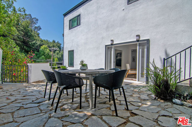 8155 Willow Glen Road, Los Angeles CA: https://media.crmls.org/mediaz/1d213482-555c-4e32-a9c5-eaa00740e426.jpg