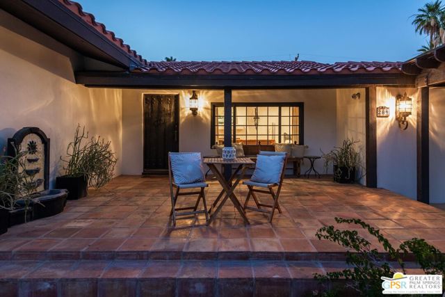 284 E Ocotillo Avenue, Palm Springs CA: https://media.crmls.org/mediaz/1d22776b-b435-4ee7-bf5c-fa5ce416a60e.jpg