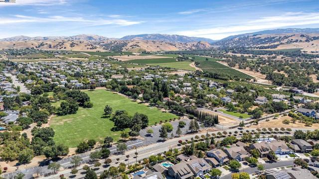2461 Ancona Cir, Livermore CA: https://media.crmls.org/mediaz/1d23b73a-8f19-4b36-a623-8ae83bb9a57f.jpg