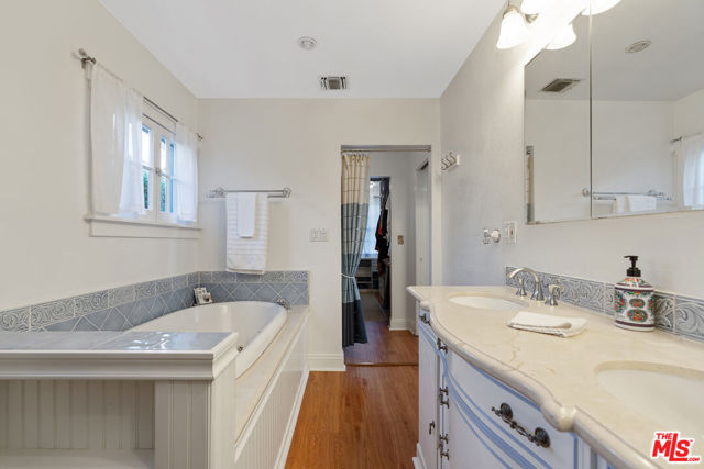 41 Vicente Terrace, Santa Monica CA: https://media.crmls.org/mediaz/1d261853-3672-466c-a16a-8607a27ca90d.jpg