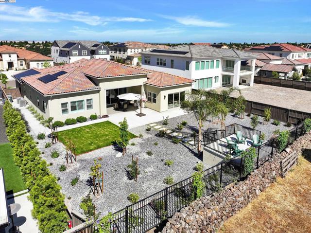 4072 Whitney Vista Ln, Rocklin CA: https://media.crmls.org/mediaz/1d267a62-e89a-4078-a1c5-f685c26374de.jpg