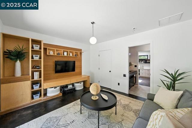 1341 Juanita Dr, Lafayette CA: https://media.crmls.org/mediaz/1d270833-a36c-4ed8-b4ec-0f94fe77af4f.jpg