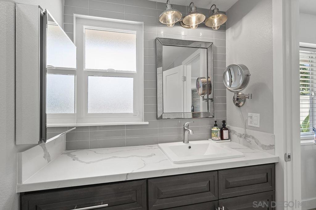 MLS #250033670SD img 17