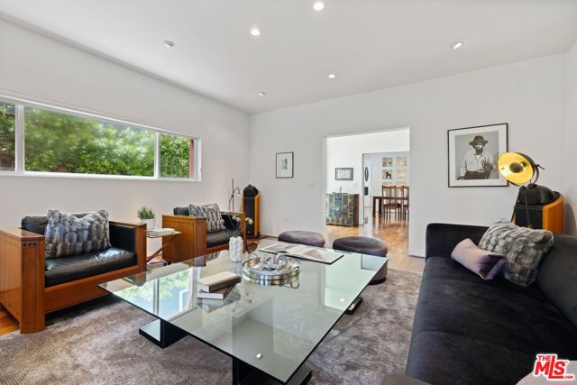 4255 Saint Clair Avenue, Studio City CA: https://media.crmls.org/mediaz/1d29a32e-bc84-496f-93a9-7ff1923a245d.jpg