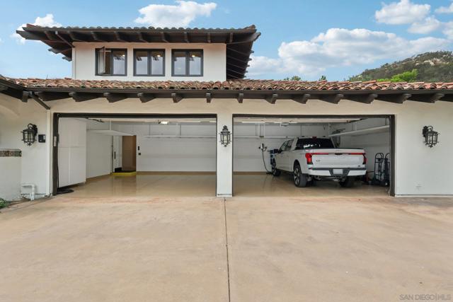 13371 Summit Cir, Poway CA: https://media.crmls.org/mediaz/1d29acc0-b47c-40df-acb7-a323c63c2f5f.jpg