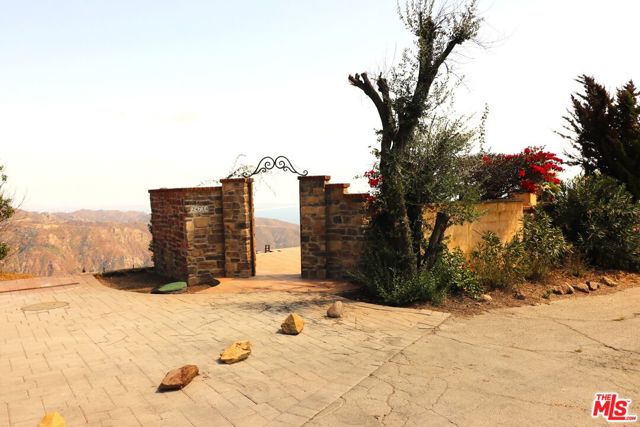 24734 W Saddle Peak Road, Malibu CA: https://media.crmls.org/mediaz/1d2a6098-f18a-4139-a2d2-d59be84d34a9.jpg